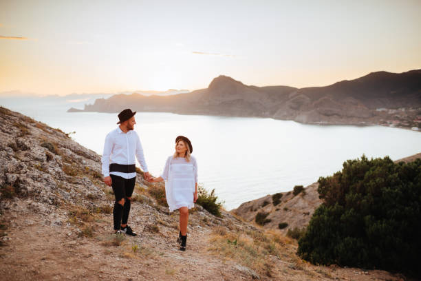 istock love story on sunset 992100120