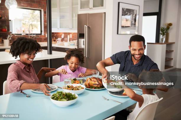 집에서 함께 식사 테이블 주위를 즐기는 가족 가족에 대한 스톡 사진 및 기타 이미지 - 가족, 저녁 식사, 먹기
