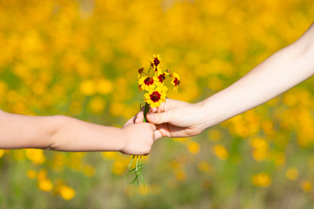 istock Parents and child give flowers 992112200