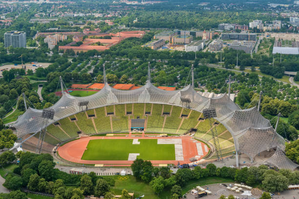 オリンピック公園ミュンヘン、ババリア、ドイツのオリンピック タワーから見たオリンピックのスタジアム。 - roof sport competitive sport the olympic games ストックフォトと画像