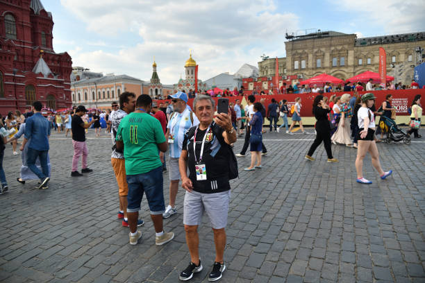 praça vermelha em moscou durante a copa do mundo. rússia - russia red paving stone moscow russia - fotografias e filmes do acervo