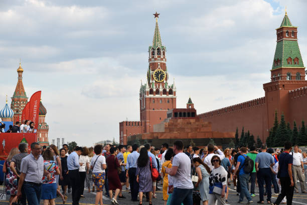 praça vermelha em moscou durante a copa do mundo - russia red paving stone moscow russia - fotografias e filmes do acervo