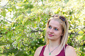 porportrait-junge-frau-mit-brille-oben-auf-den-kopf-im-freien.jpg?b=1&s=170x170&k=20&c=JDD4PAoQ0TpuZy5qOrU_7XDz0kdzjnnLqTktu619M10=