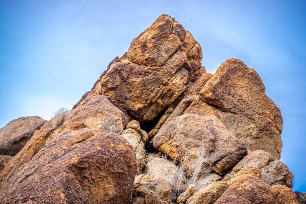 blocs de roches dans le parc national de joshua tree - mojave yucca photos et images de collection