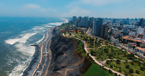 panoramique vue aérienne de la ville de miraflores à lima, au pérou. - travel beach mountain pacific ocean photos et images de collection