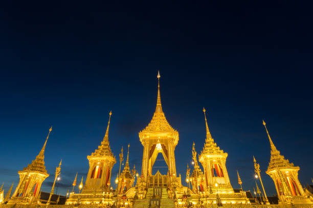 zachód słońca w king rama ix royal krematorium miejscu. starożytna tajska tradycja buddyjska i brahma - sanam luang park zdjęcia i obrazy z banku zdjęć