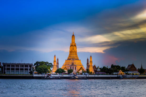 istock Wat Arun Temple at Dusk and Illuminated 992217562