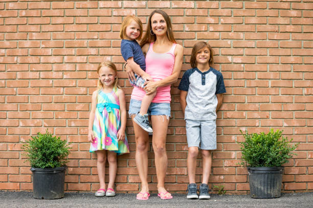 madre y sus tres hijos - familia con tres hijos fotografías e imágenes de stock