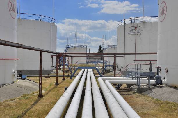 equipamentos de refinaria de petróleo e indústria química - fuel storage tank lng storage tank oil - fotografias e filmes do acervo