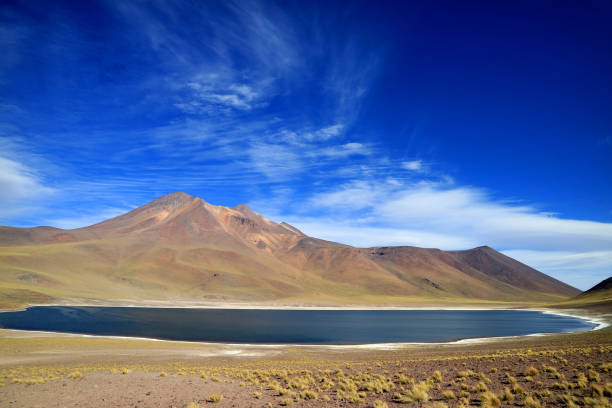 lago laguna miniques o miniques cerro miscanti volcán en el altiplano del norte de chile - cerro miscanti fotografías e imágenes de stock