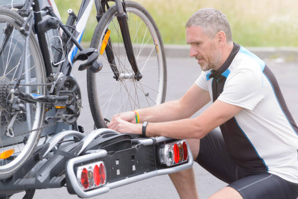 homem de bicicletas sobre o rack de bicicleta de carga - perseguição conceito - fotografias e filmes do acervo