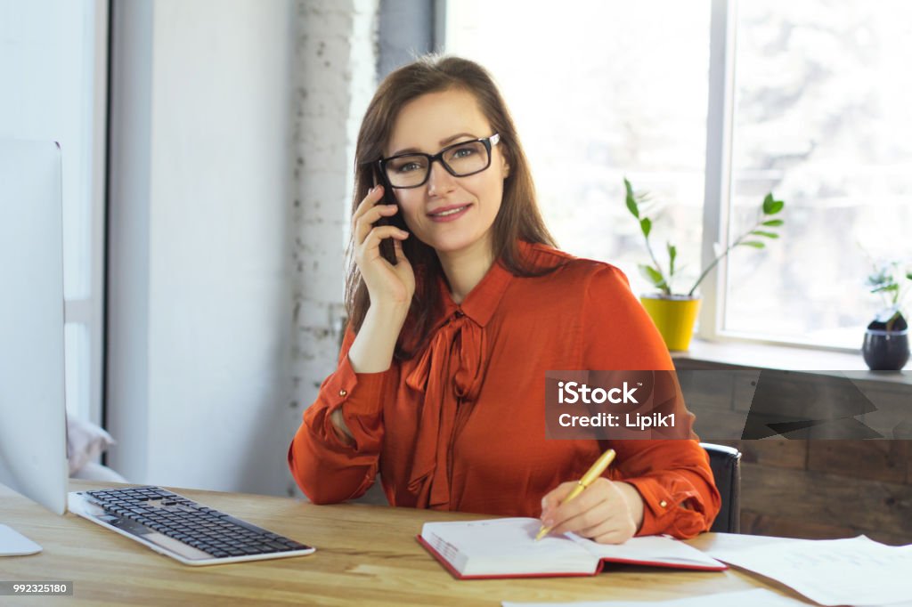 Falando no telefone do assistente do Office - Foto de stock de Adulto royalty-free