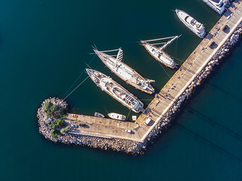 Vista aérea Drone de Fenerbahce de Kalamis Marina con los barcos atracados en Voula Estambul / vista de aves. photo