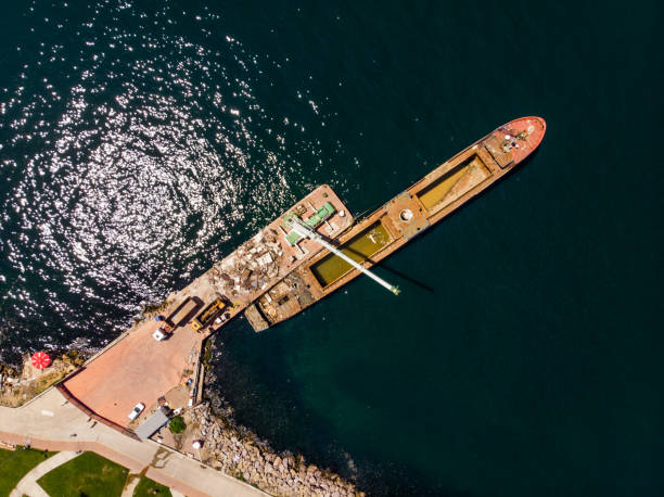 drone aérien découvre de vieilles ordures chaland bateau navire avec grue dans le port - scow photos et images de collection