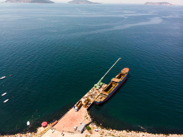 drone aérien découvre de vieilles ordures chaland bateau navire avec grue dans le port - scow photos et images de collection