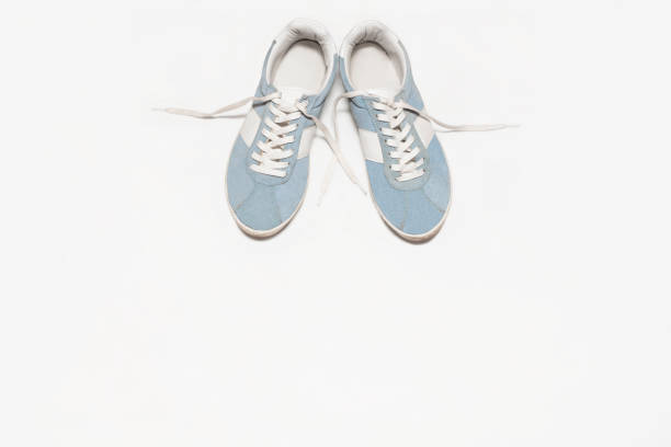 blog de moda. zapatillas mujer azul sobre fondo blanco. vista plana endecha, superior. - shoe single object isolated red fotografías e imágenes de stock