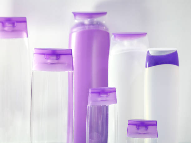 いくつかの異なる白と紫紫マゼンタ ブルー デザイナー プラスチック ボトルの化粧品、香水、その他液体をクローズ アップ - gel pill ストックフォトと画像