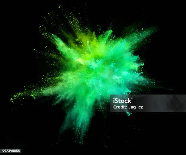 Photo libre de droit de Explosion De Poudre De Couleur Sur Fond Noir banque d'images et plus d'images libres de droit de Couleur verte - Couleur verte, Exploser, En poudre