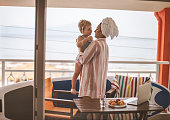mutter-und-sohn-auf-dem-balkon.jpg?b=1&s=170x170&k=20&c=YcnXzK-rLMAhWQwBBYXUZCDy7EOz6JUB8g_aJ_tD5Pk=