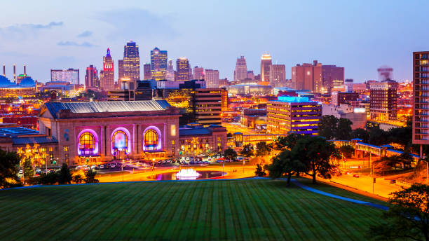 skyline de kansas city (missouri) dans la nuit (logos floue) - kansas city missouri photos et images de collection