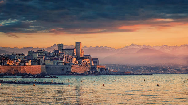 centro storico di antibes - antibes foto e immagini stock