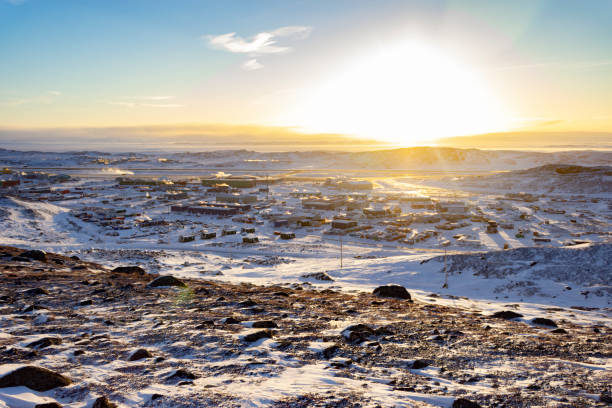 zachód słońca nad lotniskiem iqaluit - baffin island zdjęcia i obrazy z banku zdjęć