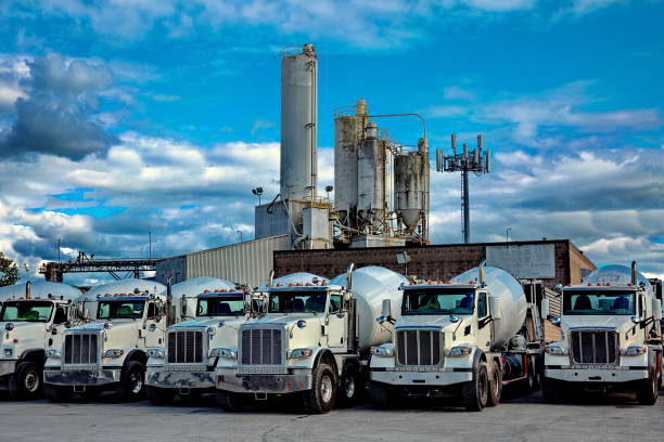 セメント プラント ・ セメント ミキサー トラック - city urban scene canada commercial land vehicle ストックフォトと画像