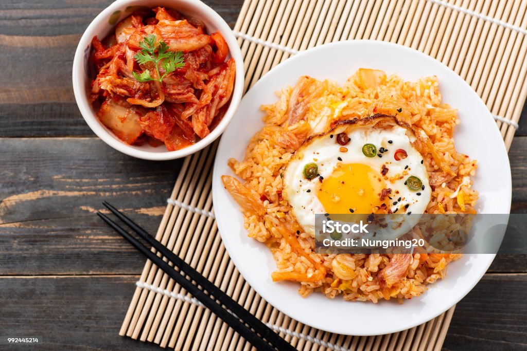 김치 볶음밥 위에 계란 후 라 건강한 식생활에 대한 스톡 사진 및 기타 이미지 - 건강한 식생활, 김치, 달걀부침 - iStock 김치 볶음밥 위에 계란 후 라 건강한 식생활에 대한 스톡 사진 및 기타 이미지 - 건강한 식생활, 김치, 달걀부침 - Istock