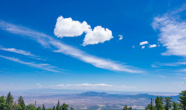 sandia 산에 푸른 하늘 - albuquerque clear sky horizontal western usa 뉴스 사진 이미지