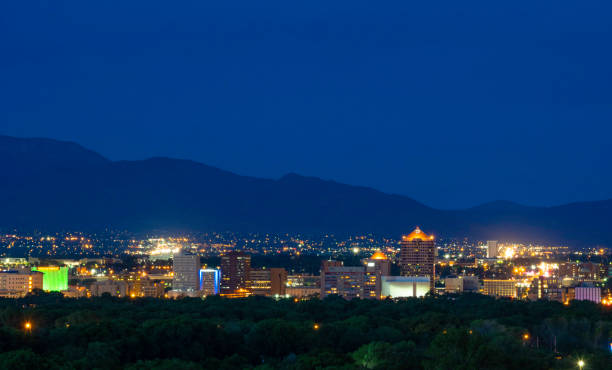 horizonte de albuquerque cidade à noite - albuquerque new mexico skyline building exterior - fotografias e filmes do acervo