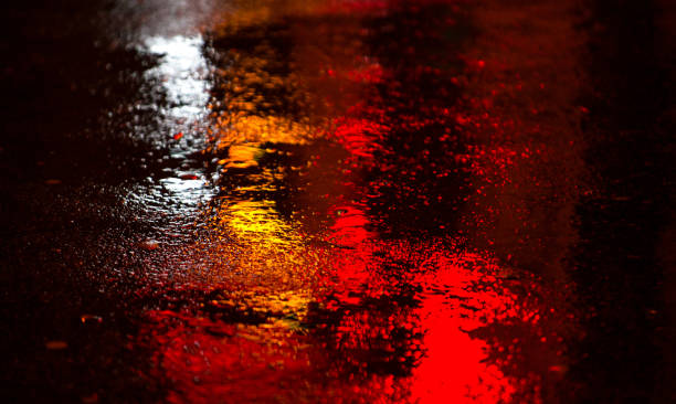 雨の後アスファルトします。 - road night street headlight ストックフォトと画像