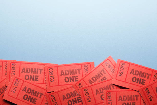 더미의 인정 한 티켓 앉아 하단의 파란색 배경 - ticket ticket stub red movie ticket 뉴스 사진 이미지