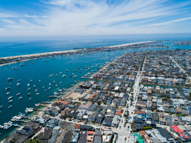 comunità costiera nella contea di orange, california - california newport beach county orange foto e immagini stock