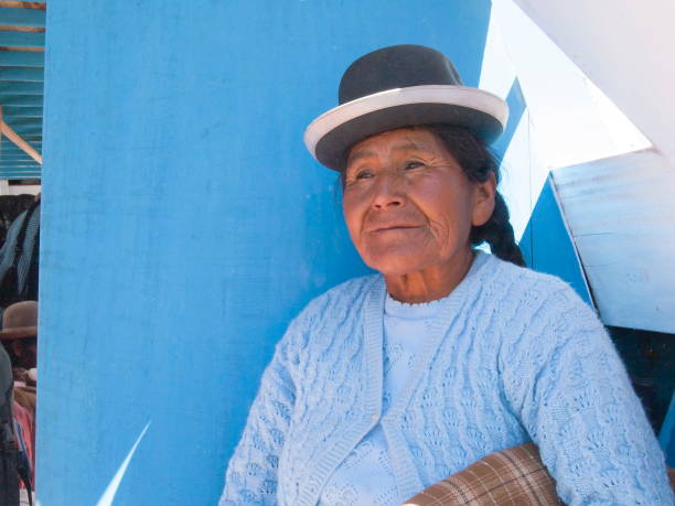 retrato de anciana aymara en copacabana, bolivia. - bolivia copacabana bolivian ethnicity lake titicaca fotografías e imágenes de stock