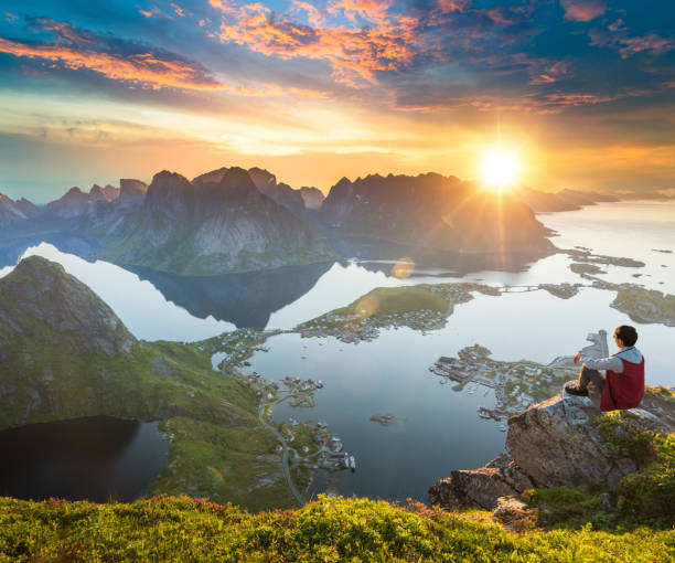 viajero vistas verano de islas lofoten en noruega con la puesta del sol escénica - fishing village nordic countries fjord fotografías e imágenes de stock