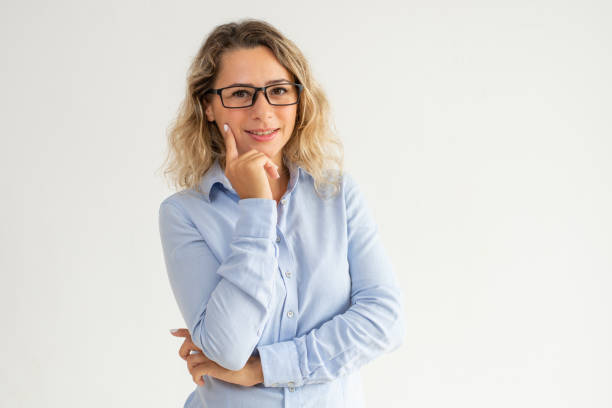 treści pewna siebie pani biznesu myśląc i patrząc na kamerę - caucasian businesswoman pensive shirt zdjęcia i obrazy z banku zdjęć