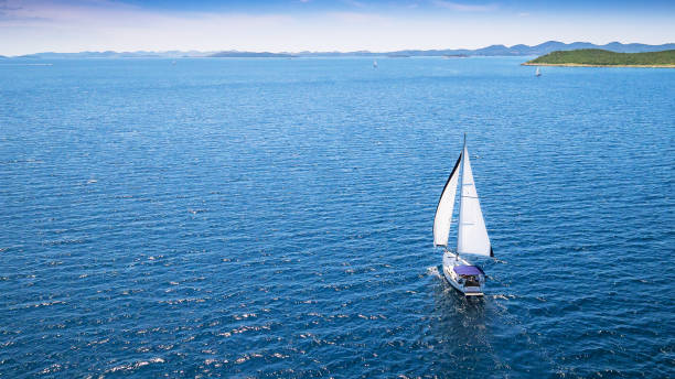 velero en aguas abiertas, vista aérea - sea water single object sailboat fotografías e imágenes de stock
