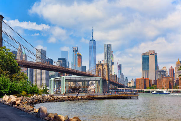 ver carrusel de jane cerca del puente de brooklyn entre manhattan y brooklyn. estados unidos. - new york city brooklyn new york state bridge fotografías e imágenes de stock