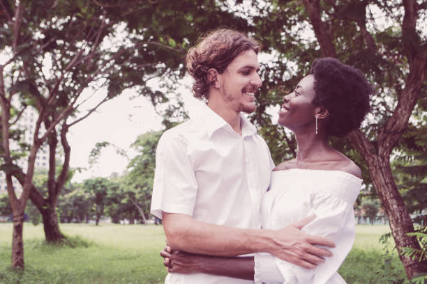 retrato de casal jovem feliz andando no parque - wedding african descent american culture bride - fotografias e filmes do acervo