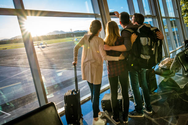 business people in departure lounge - passeio público imagens e fotografias de stock