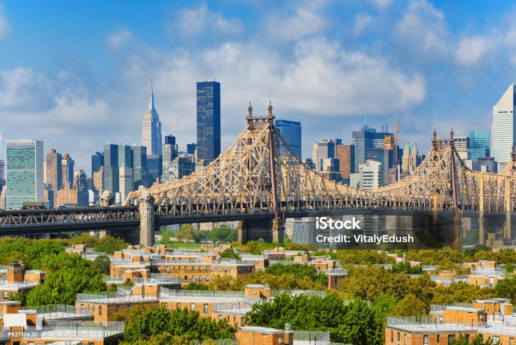 New York, Queensborough Bridge attraverso l'East River tra Manhattan e Long Island City nel borough del Queens. - Foto stock royalty-free di Acqua