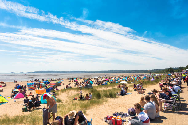 ludzie czekają na publicznej plaży na free air show - wales beach editorial people zdjęcia i obrazy z banku zdjęć