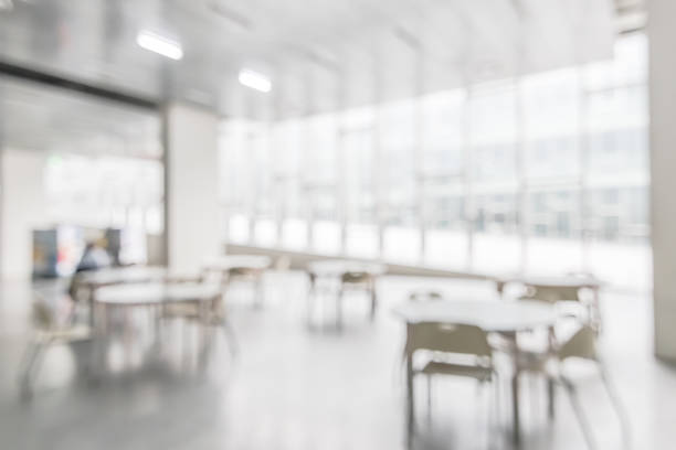 hall de entrada escritório edifício ou universidade desfocar o fundo com vista interior de escola embaçada corredor corredor em direção a entrada do corredor vazio, parede de cortina de vidro, piso e iluminação exterior - cantina - fotografias e filmes do acervo