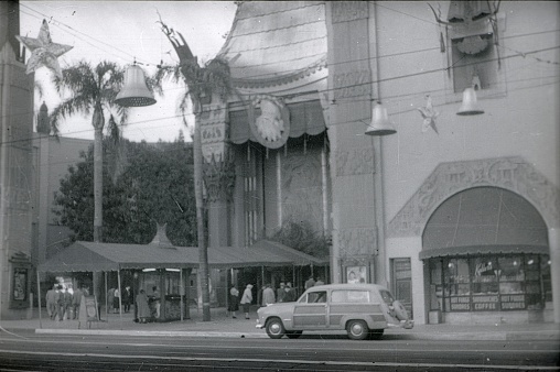 Los Angeles, California, USA, 1951. Established as a premiere cinema in the style of a Chinese Pagoda, is one of the most famous tourist sites in Los Angeles. Also world-famous through the hand and shoe prints of numerous movie stars immortalized in cement slabs in the entrance area of the cinema.