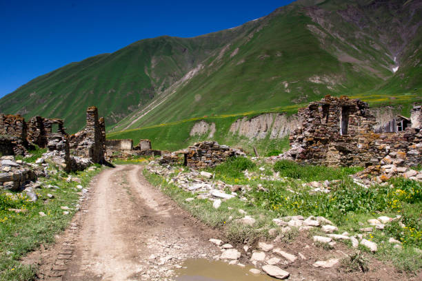 ketrisi aldea en valle de truso, georgia. - valley georgia river mountain fotografías e imágenes de stock