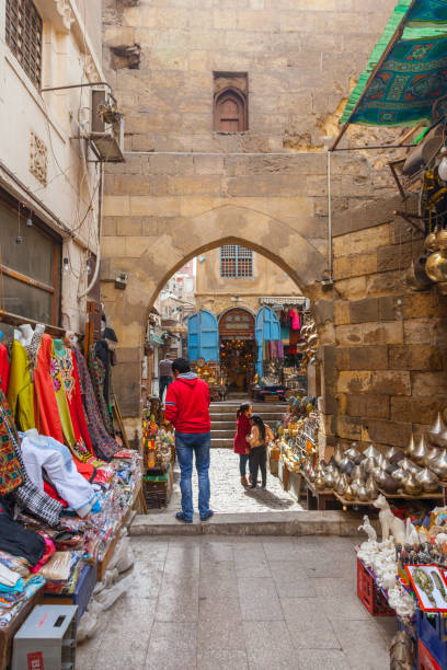 lâmpada ou lanterna loja no mercado khan el khalili no cairo islâmico - el khalili - fotografias e filmes do acervo