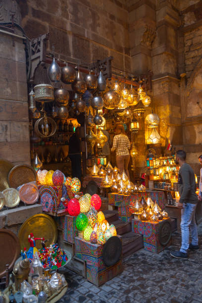 lâmpada ou lanterna loja no mercado khan el khalili no cairo islâmico - el khalili - fotografias e filmes do acervo