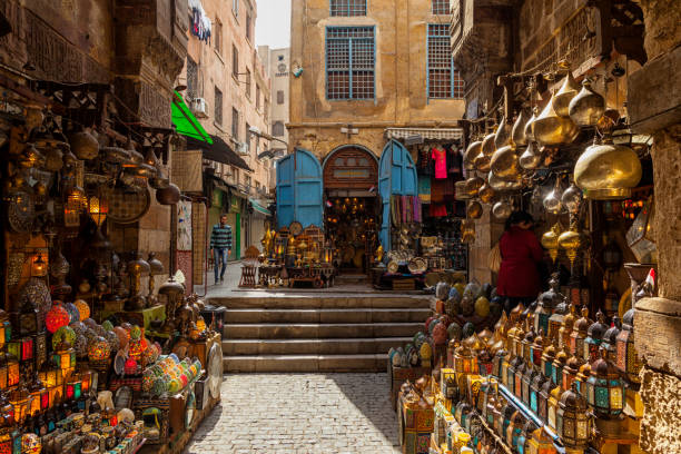 lâmpada ou lanterna loja no mercado khan el khalili no cairo islâmico - el khalili - fotografias e filmes do acervo