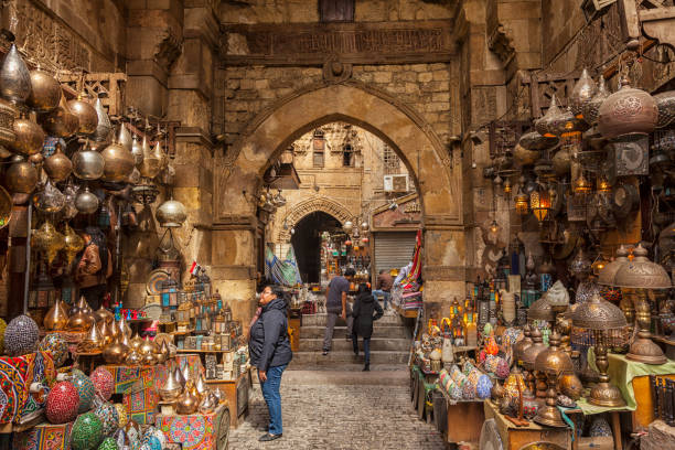 lâmpada ou lanterna loja no mercado khan el khalili no cairo islâmico - el khalili - fotografias e filmes do acervo