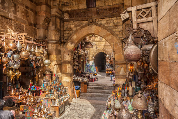 lámpara o linterna de tienda en el mercado de khan el khalili en el cairo islámico - el khalili fotografías e imágenes de stock